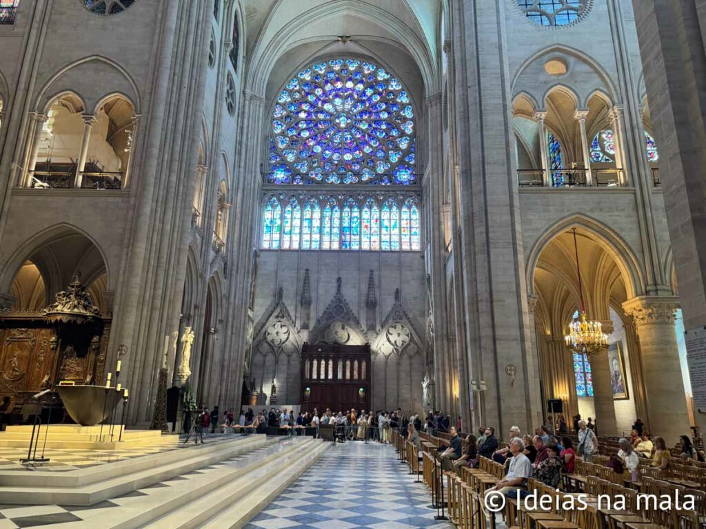 vale a pena entrar na catedral de notre dame?
