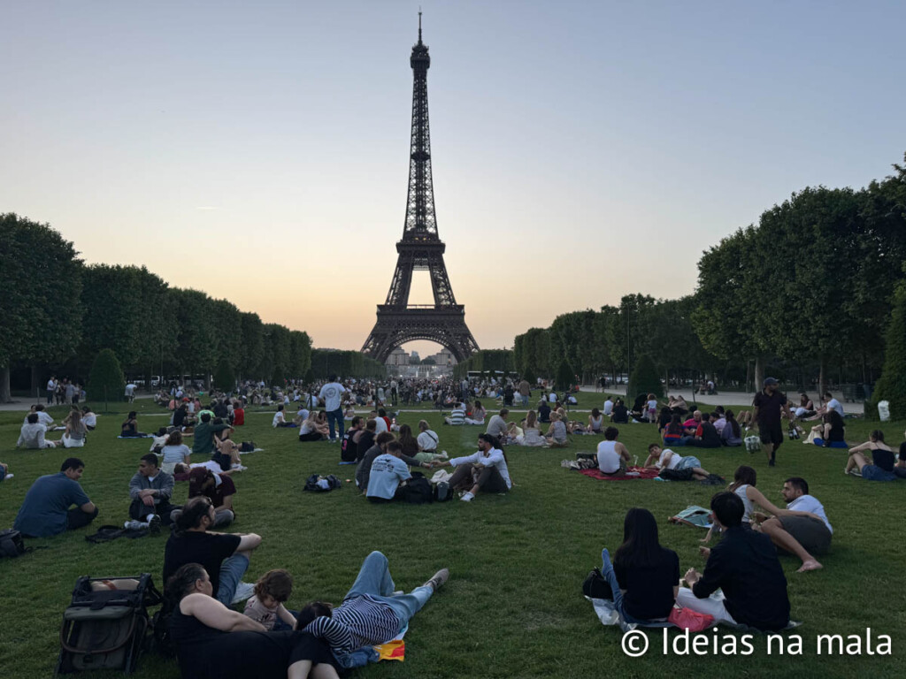 Piquenique com a Torre Eiffel no campo de marte em Paris