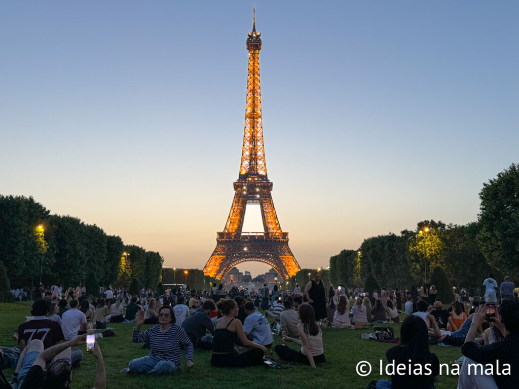 Piquenique com a Torre Eiffel no Champ de mars em Paris