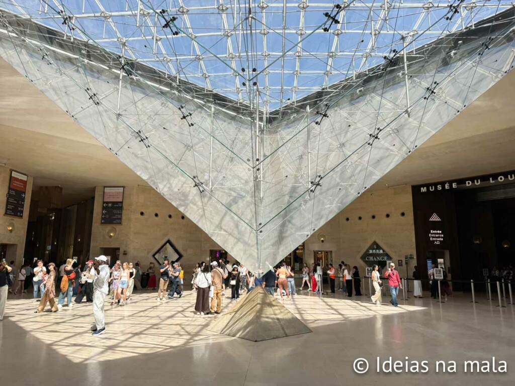 como ver a pirâmide invertida no Louvre? Precisa pagar pra ver a pirâmide do Louvre?