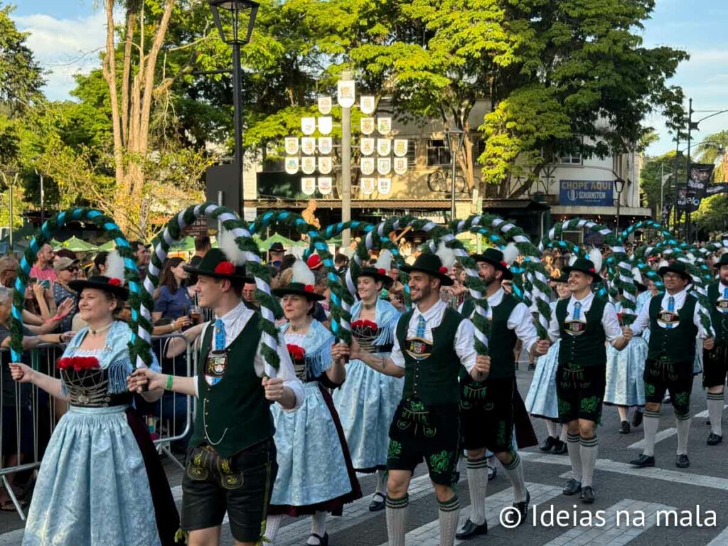 Desfiles na rua XV de novembro na Oktoberfest Blumena