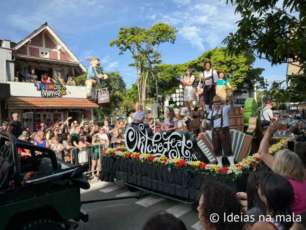 Desfiles na rua XV de novembro na Oktoberfest Blumenau