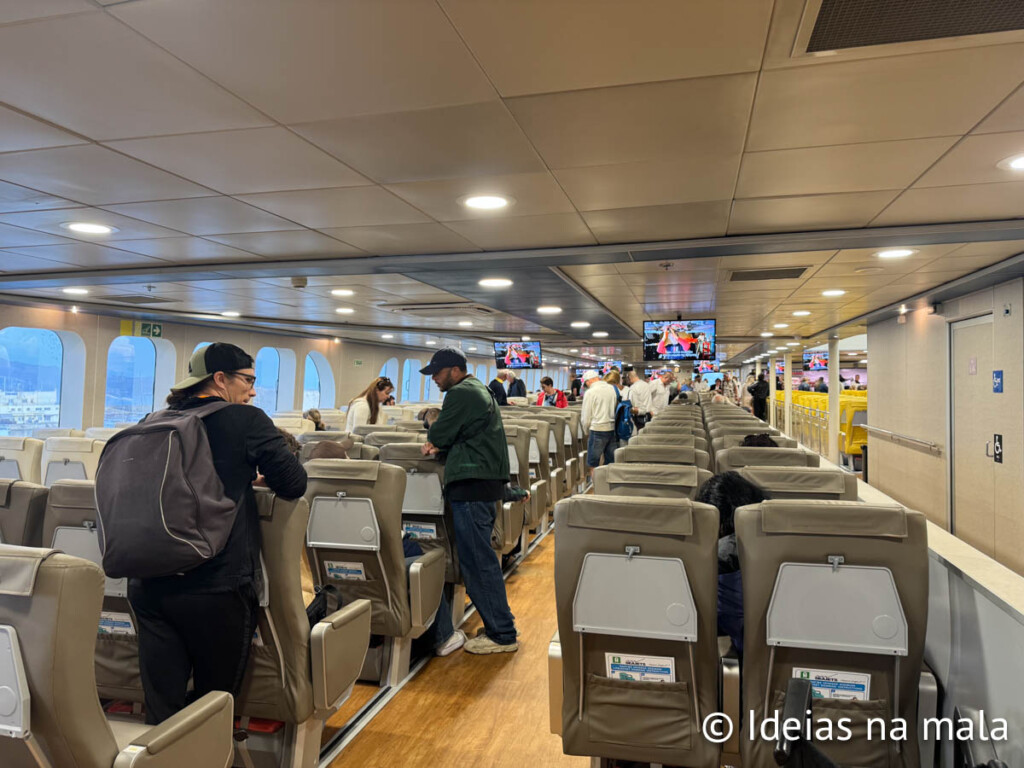 Como é a viagem de balsa entre Creta e Santorini