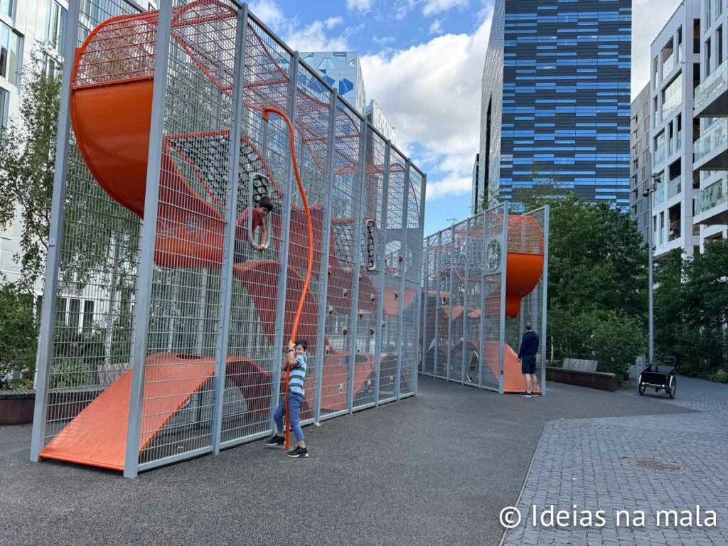 Parquinho divertido em Bjørvika - Oslo com crianças