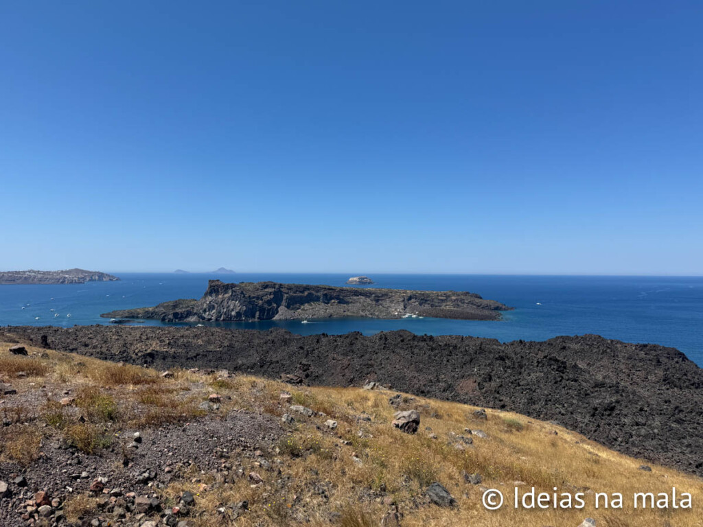 como é a visita ao vulcão em Santorini 
