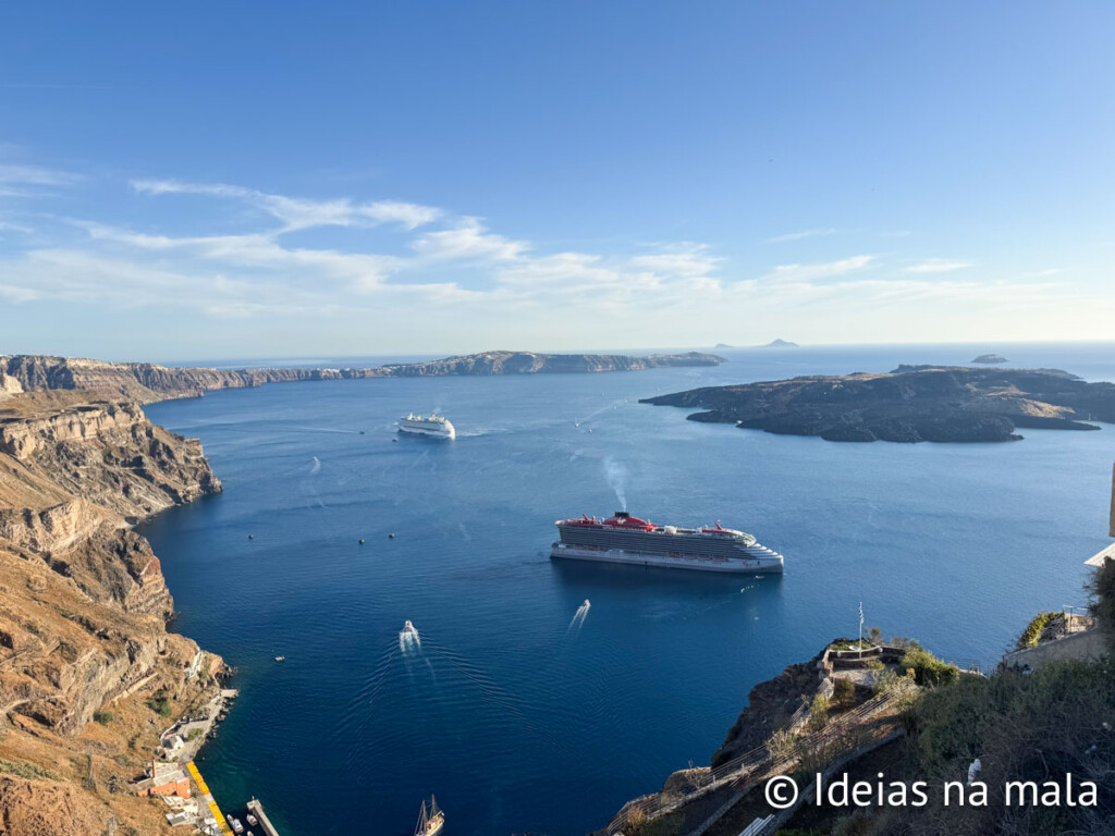 Vistas da Caldeira em Fira em Santorini na Grécia