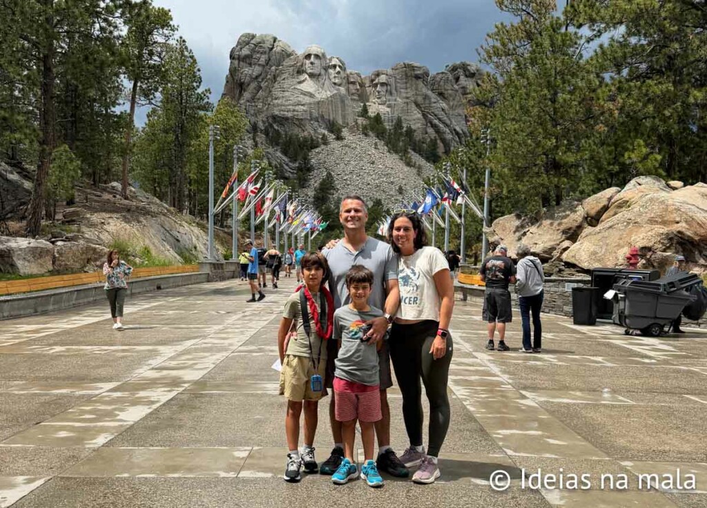 Avenida das bandeiras: parada clássica para fotos no Mount Rushmore