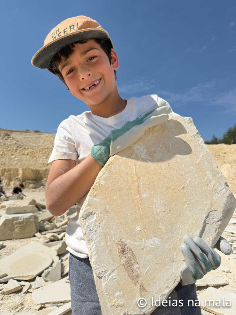 Caio contente com sua descoberta no Fossil Lake