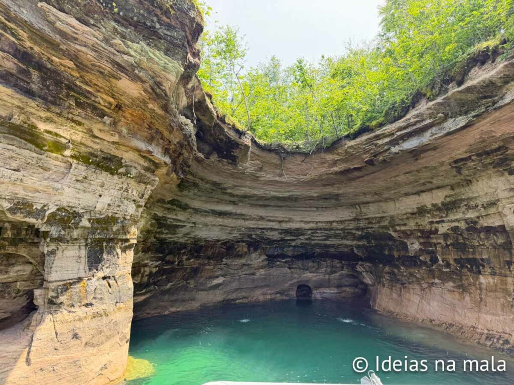 Passeio de barco no Pictured Rocks National Monument