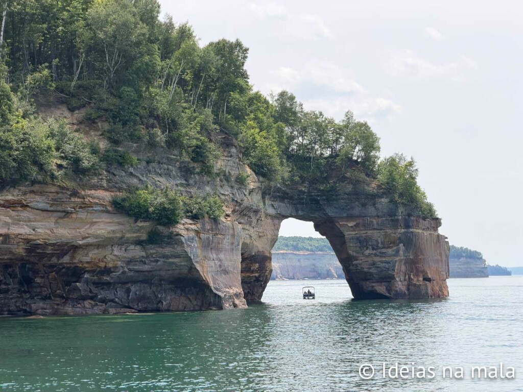 Paredões coloridos do Pictured Rocks em Michigan