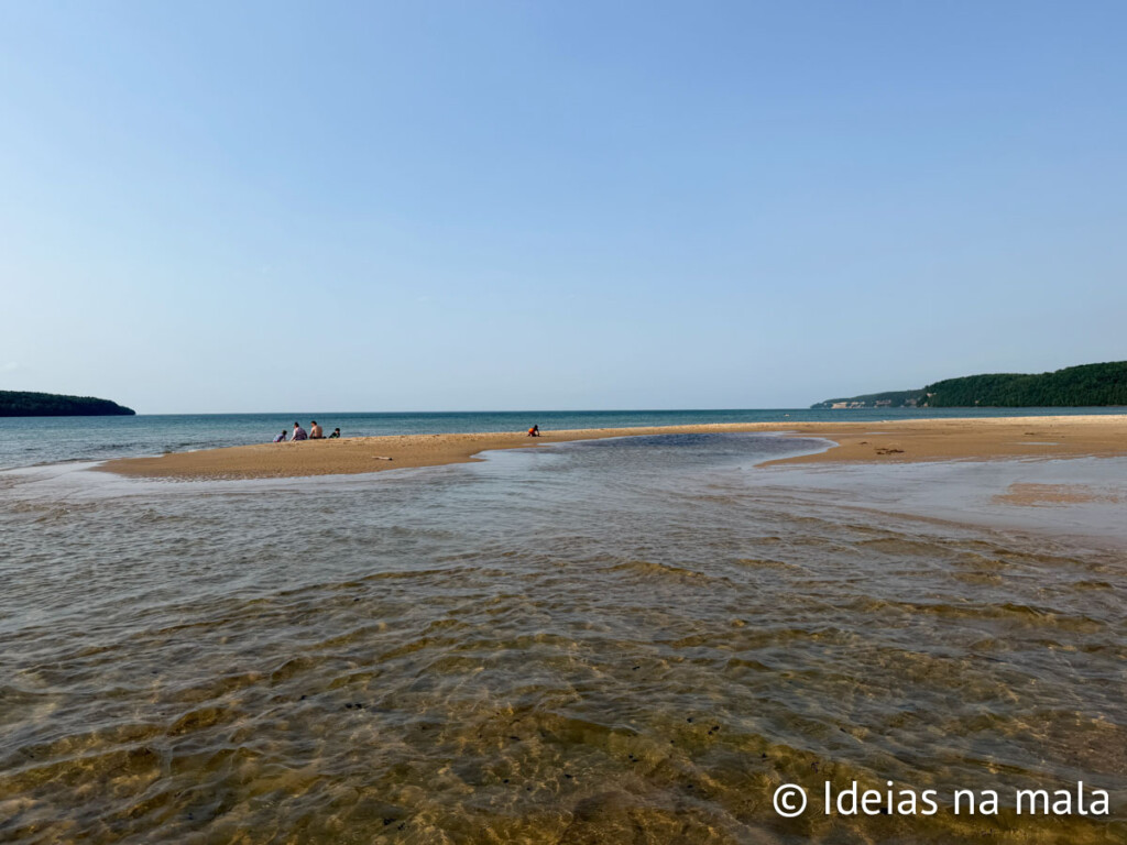 Sand Point Beach em Munising Michigan