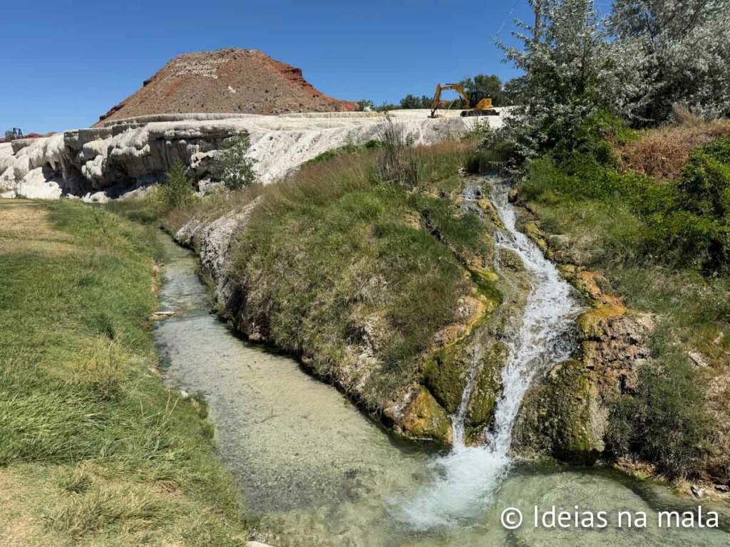 Rio formando pela nascente gigante de Thermopolis