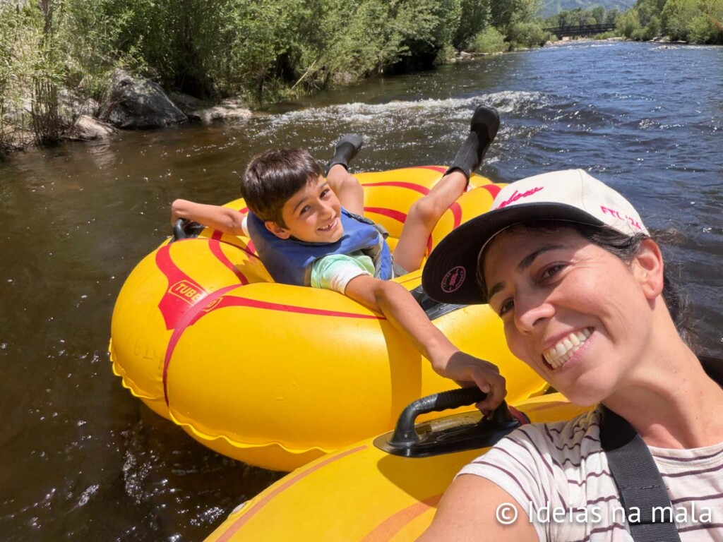 Boia-cross do Yampa River em Steamboat Springs no Colorado