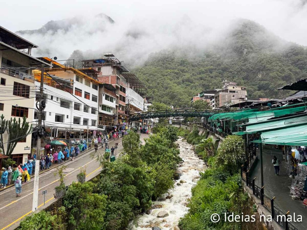 Fila para pegar o ônibus para Machu Picchu